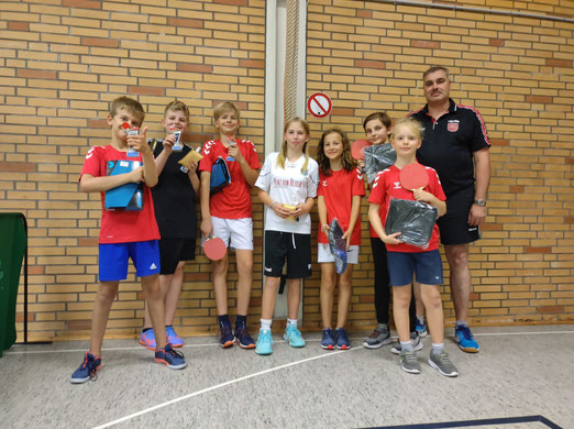 Jugendvereinsmeisterschaft 15.09.2023 - Das Bild zeigt die Teilnehmer an der Seite von Torsten Grube (1. Vorsitzende)