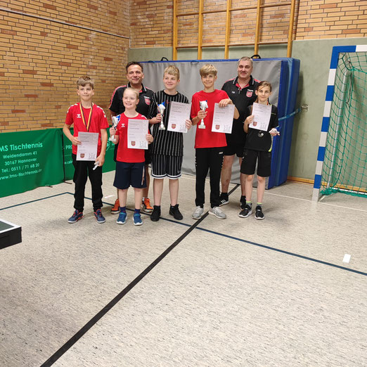 Tischtennis-Vereinsmeisterschaften 2024 v.l.n.r.: David Sach, Jacob Schaarschmidt, Sportwart Gundolf Freitag, Patrick Kudlek, Johan Sach, 1. Vorsitzende Torsten Grube und Erik Westphal
