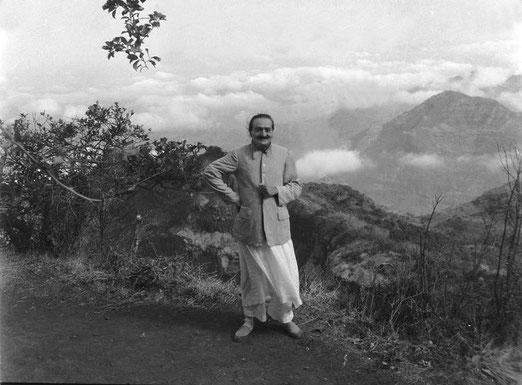 May 1954, Arthur's Seat, Mahabaleshwar, India - photo taken by Jangoo Irani ; Courtesy of MN Collection