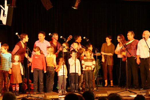 FOISSIAT - Novembre 2011- Final du spectacle avec les petits-enfants