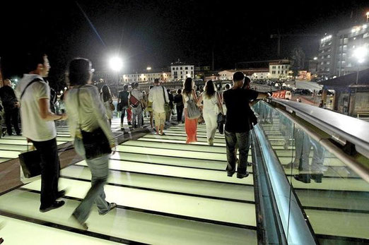 Puente de la Constitución de noche