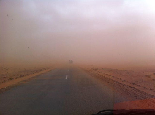 Am nächsten Tag weiter Richtung grosser Sandkasten, die Wüste begrüsst uns mit dem erster Sandsturm!