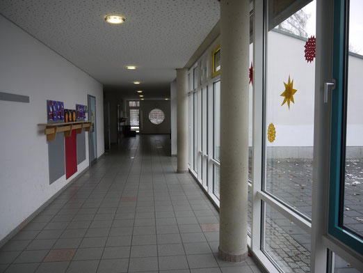 Helle und freundlich gestaltete Flure führen zu den ebenerdig liegenden Klassenzimmern, die alle eine Tür ins Grüne