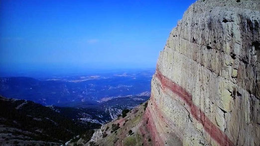  Barranc de la Pegunta: Es la ruta más recomendada para familias y amantes de la botánica. Transcurre por una microrreserva de flora donde el agua y la sombra permiten el crecimiento de especies raras en la Comunitat, como el tejo, el acebo y el manzano.