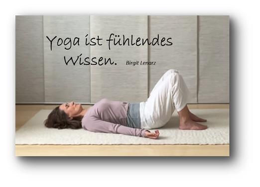 Yoga ist fühlendes Wissen Bild: Rückenlage mit aufgestellten Beinen und geschlossen Augen