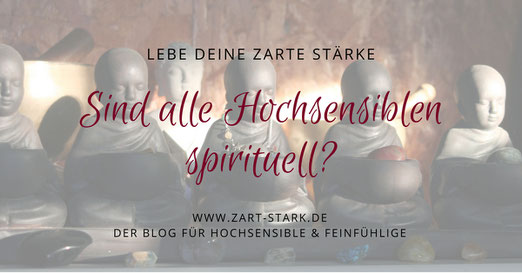 Foto von meditierenden Steinfiguren