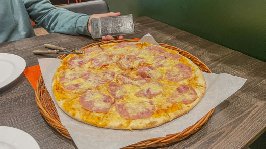 Mein Telefon ist 16 cm lang, wie groß ist diese Pizza?