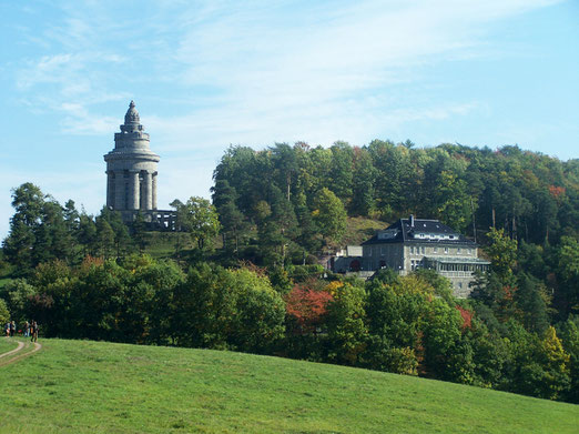 1902 wird das Burschenschaftsdenkmal eingeweiht