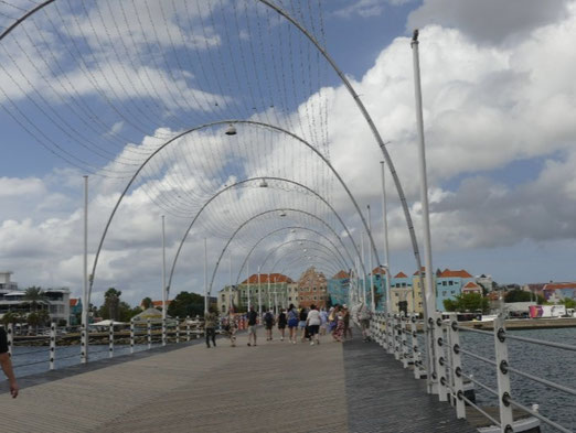 Königin-Emma-Brücke auf Pontons und weihnachtlich geschmückt