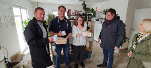 Vielen Dank an die Geschäftsleitung in Person von Raijana Schienemann und Nico Funck. Stefan Harder und Sebastian Sterl überreichen ein kleines Dankeschön.
