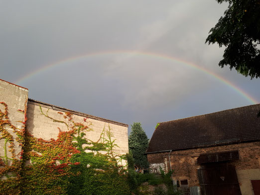 Foto eines Regenbogen am Himmel über dem Kurort Bad Nauheim in Hessen als spirituelles Symbol für Jenseitskontakt
