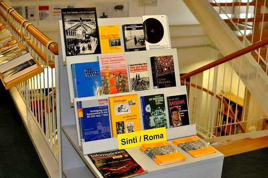 Büchertisch zum Thema "Sinti und Roma" in der Stadtbücherei Nürtingen. Foto: Manuel Werner, 15. Juni 2013, mit freundl. Genehmigung d. Stadtbücherei Nürtingen