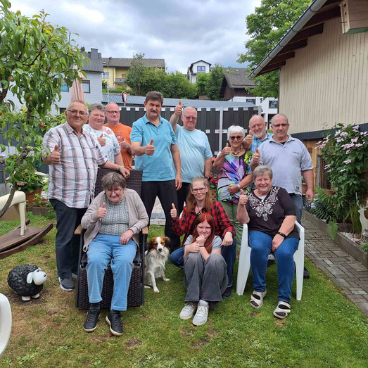 Dieses daumenhoch zeigende Gruppenbild galt unserem momentan erkrankten Neumitglied. Gute Besserung von uns.
