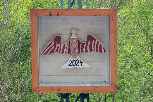 Vom Kindergarten bemalter Schützenvogel und Insignien