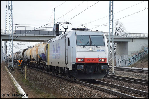 3 Jahre später, am 5. Februar 2016 ist die Lok für die Rurtalbahn Cargo GmbH im Einsatz. Mit Güterzug durchfährt sie hier Berlin Französisch-Buchholz stadtauswärts