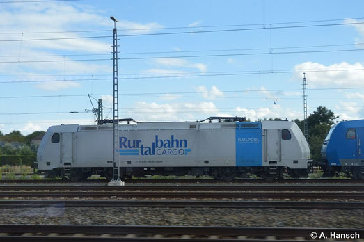 Aus dem Zug heraus gelang am 16. August 2014 dieses Seitenprofil von 185 684-8. Sie stand mit ein paar anderen Lokomotiven in Pirna kurz vorm Hbf. abgestellt