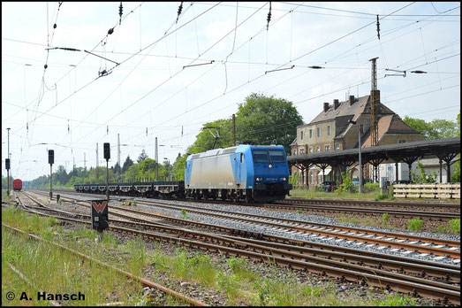 Mit Flachwagenzug kommt am 11. Mai 2016 185 518-8 in Leipzig-Wiederitzsch daher