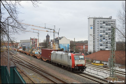 Für die Firma Emons schleppt 185 507-1 am 30. Januar 2022 einen Containerzug als DGS 69328 durch Chemnitz-Süd