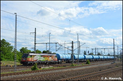 Die bunte 185 602-0 hat am 5. Juni 2020 einen Ganzzug Kesselwagen am Haken. Hier durchfährt sie Luth. Wittenberg Hbf.