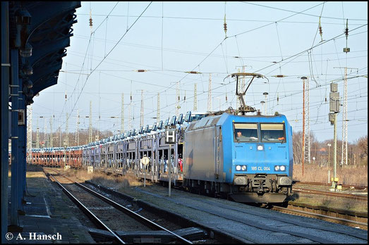 185 504-8 (185-CL 004) schleppt am 1. Februar 2015 einen Autozug durch Luth. Wittenberg Hbf.