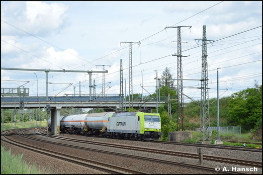 Am 5. Juni 2020 rollt 185 541-0 mit Gaskesselwagen durch Luth. Wittenberg Hbf.