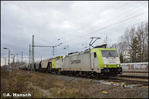 Vor Wagenlok 346 799-0 (ITL 106 005) zieht 185 581-6 am 29. Januar 2018 einen Getreidezug durch Leipzig-Thekla