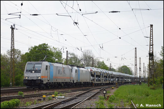185 677-2 hat am 14. Mai 2021 Vorspann vor 186 298-6. Gemeinsam ziehen sie einen Autozug durch Leipzig-Wiederitzsch