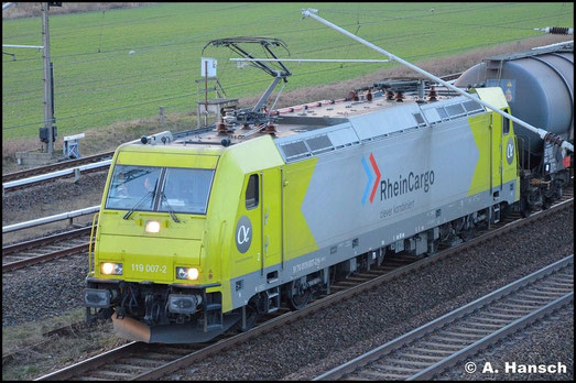 Bei 119 007-2 handelt es sich um die ehemalige 185 626-9. Sie fährt am 6. Februar 2016 mit Kesselwagenzug durch Berlin Französisch-Buchholz stadteinwärts