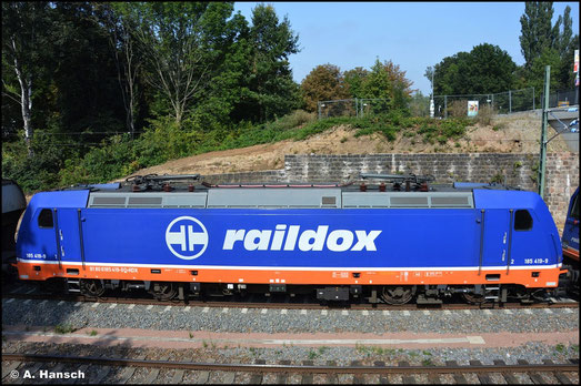 An einem von 264 002-7 gezogenen Getreidezug nach Frohburg hing am 04. September 2021 auch 185 419-9 als Wagenlok. Hier unterquert der Zug gleich die Zschopauer Str. in Chemnitz