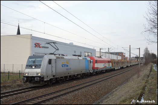 Vor 223 031-6 bringt 185 694-7 der evb einen Stammholzzug von Chemnitz Hbf. nach Bayern. Am Hp Chemnitz-Schönau konnte der Zug abgepasst werden