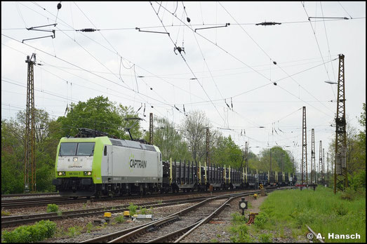 Am 14. Mai 2021 gehört die Lok zur Flotte von ITL/Captrain und rollt mit Güterzug im typischen Firmendesign durch Leipzig-Wiederitzsch