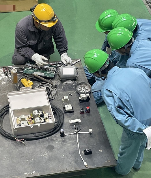 ▲ 設備課でのモーター分解組み立て作業