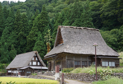 500年ほど経った合掌造りの家と相念寺