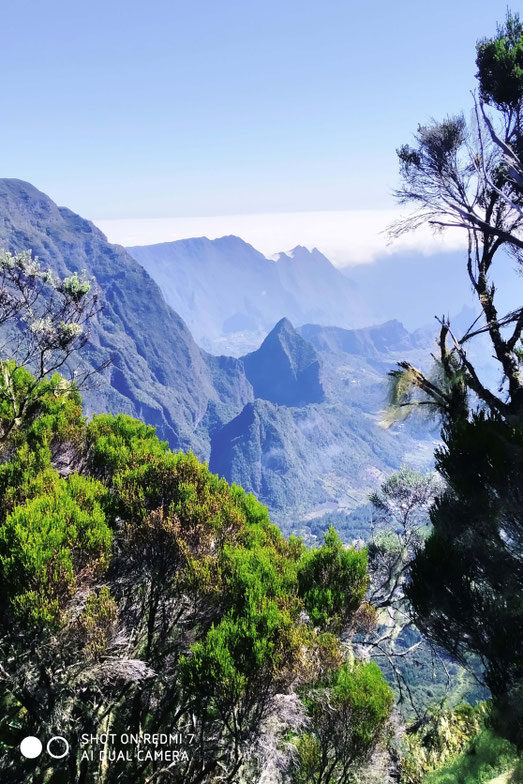 La Réunion/Cilaos: Vom Coteau Kerveguen auf 2200 m blicken wir auf die Caldera hinab