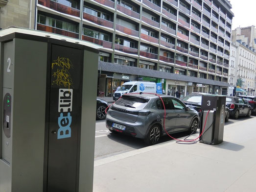 パーキングメーターのような充電できる場所はかなり目にする。原子力の国だね。でも街中の煙突は電機ではないと思うけど。
