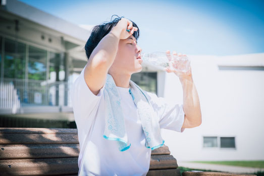 飲む量と糖質の目安はこちら↓  ・水分：体重1kgあたり10〜12ml／1時間 ・糖質：体重1kgあたり0.7〜1g／1時間  🔽たとえば体重50kgの方なら… ・水分：約500〜600ml（ペットボトル1本分くらい） ・糖質：約35〜50g（ポカリなら600〜800ml、イオンウォーターなら約1L相当） 
