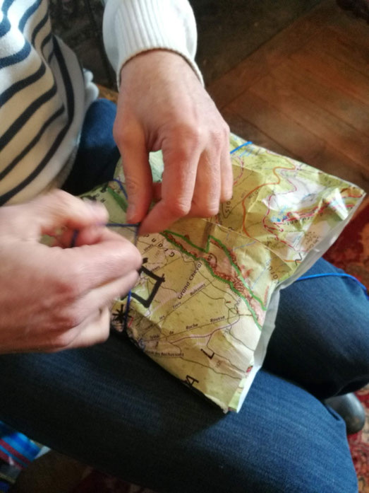 Emballage cadeau : de vieilles cartes de randonnées et zéro scotch s'il vous plait ! de la petite cordelette oui oui et oui oui elle resservira l'année prochaine !