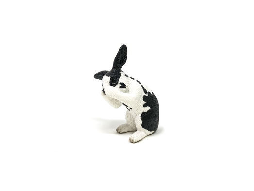 Putzendes Kaninchen in weiß-schwarz von Schleich mit der Artikelnummer: 13698