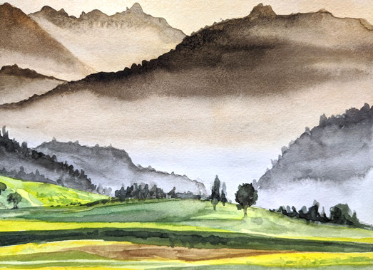 Aquarellskizze "Nebelberge": neblige düstere Berge im Hintergrund, im Vordergrund saftige grüne Wiesen mit Bäumen