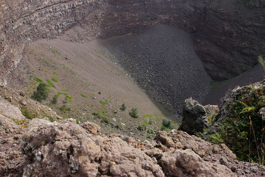 Vesuvius Crater, hiking trails, how to get there, lonelyroadlover