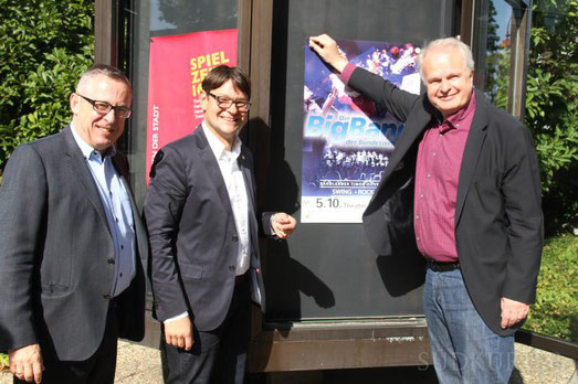 Lions-Pressesprecher Robert Göhring und Präsident Oliver Bittlingmaier (von links) können sich mit Andreas Dobmeier jetzt schon auf ein sicherlich ausverkauftes Haus beim Konzert freuen. Foto: Rüdiger Fein
