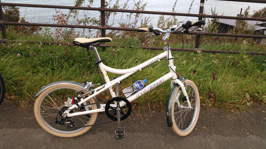 秋に自転車を買い、札幌から小樽まで行ってきました。こんなに小さいのに遠くまで行ける自転車ってすごい!でも、もう寒くて乗れません(-_-;