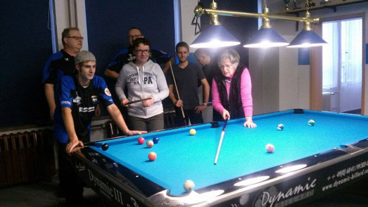 Oberbürgermeisterin Frau Jutta Fischer und Leiterin der Abteilung Schule, Jugend und Sport Frau Gantz versuchen sich zum Tag der offenen Tür das erste Mal am Billardtisch.