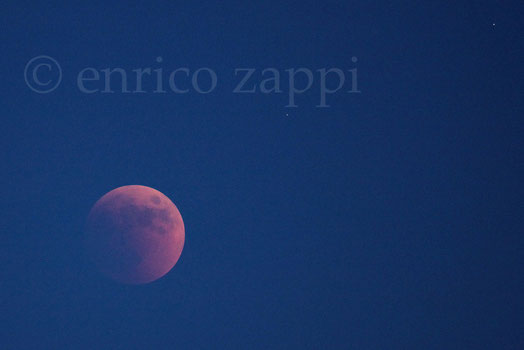 15/6/2011. La luna "rossa" sorge in mezzo alla foschia, salendo sempre di più per mostrarsi tutta, non più occultata dalla foschia.