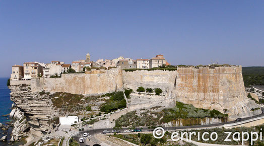 Bonifacio è un comune di circa 2.900 abitanti, situato nella parte sud della Corsica, sullo stretto delle Bocche di Bonifacio che la separa dalla Sardegna. Il paese è costruito attorno ad una profonda insenatura simile ad un piccolo fiordo.