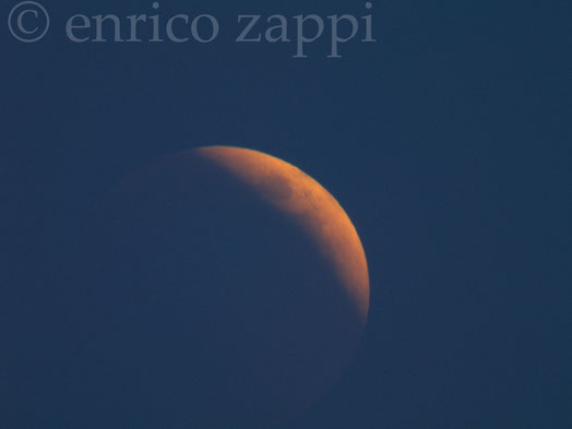 15.06.2011. La Luna "rossa" immortalata quando ancora sta salendo all'orizzonte, semi-occultata dalla foschia.