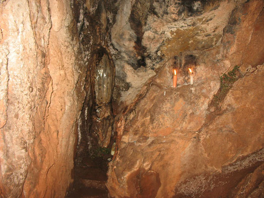 Estalagmita de la cueva de Bidarray (Baja Navarra) conocida como Harpeko Saindua (“La santa de la cueva”), en lo que algunos ven un originario culto subterráneo a Mari.