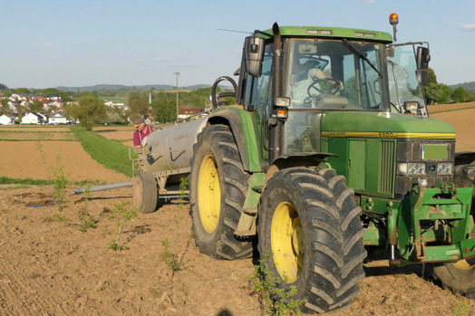 Beim gießen der Pflänzchen half zum Glück ein Landwirt aus; 3000l Regenwasser hätten wir gar nicht gehabt