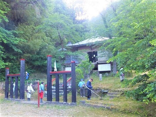 一関市東山　松川７区自治会(松川)　市民センター周辺の環境整備の様子(令和３年６月)