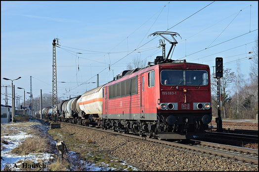 Der 7. Februar 2015 zeigt sich von seiner freundlichen Seite. 155 063-1 kommt mit gemischter Kesselwagenleine durch Leipzig-Thekla